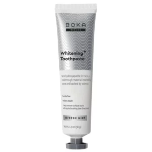 Boka Refresh Mint Whitening w minimalistycznej łazience z informacją o wegańskiej formule bez nadtlenku, fluoru, parabenów i SLS.