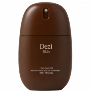 Start 129 Na zdjęciu znajduje się brązowa mgiełka do twarzy DEZI SKIN Pore Choices Plant-Based Mucin Repair Mist with Totarol 50 ml na białym tle.