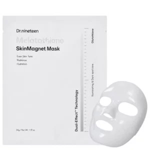 Na zdjęciu znajduje się białe opakowanie Dr. Nineteen Melatathione SkinMagnet Mask 34 g oraz rozłożona obok błyszcząca hydrożelowa płachta maski.