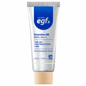 Easydew EGFx Downtime BB SPF50+ PA++++ 35 ml w srebrnej tubce z niebieskimi napisami i beżową zakrętką, pokazany centralnie na białym tle.
