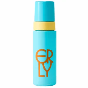 Na zdjęciu znajduje się ERLY Face Foam Gentle Facial Cleanser – turkusowa pianka oczyszczająca do twarzy z żółtym pierścieniem i pomarańczowym logo ERLY, przedstawiona na białym tle.