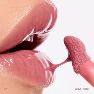 makeup 22 GLYF Glue Gloss na różowym tle – grafika przedstawiająca profilowany, miękki aplikator oraz efekt soczystych, lśniących ust.