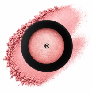 Na zdjęciu znajduje się IL MAKIAGE Mineral Baked Blush w odcieniu Lady Marmalade, zaprezentowany na tle koralowo-różowego swatcha z subtelnym blaskiem.