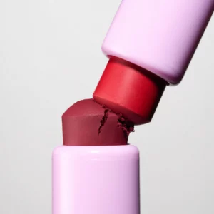 KJH Brand Soft Smudge Lip & Cheek – zbliżenie dwóch sztyftów do ust i policzków w intensywnych czerwono-bordowych odcieniach.
