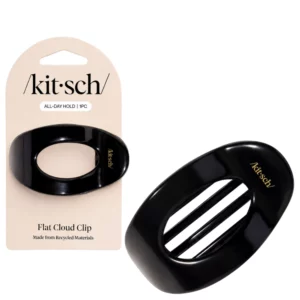 Na zdjęciu znajduje się czarna spinka Kitsch Flat Cloud Clip w owalnym, płaskim kształcie, pokazana osobno oraz w oryginalnym opakowaniu.