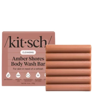 Kitsch Amber Shores Body Wash Bar – ryflowana kostka myjąca do ciała 113 g wraz z oryginalnym opakowaniem na białym tle.