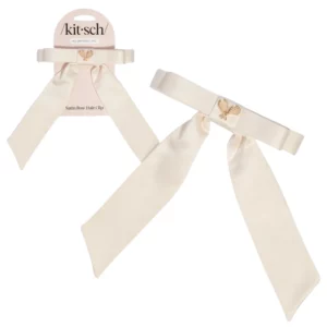 Kitsch Cream Satin Bow Hair Clip – kremowa satynowa kokarda z detalem rakiet tenisowych, pokazana osobno i w oryginalnym opakowaniu.
