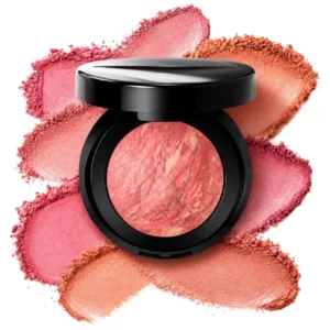 Laura Geller Baked Blush-n-Brighten Marbleized Blush w otwartym czarnym opakowaniu na tle różowych, koralowych i brzoskwiniowych pigmentów.