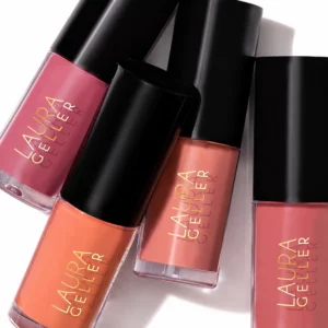 makeup 15 Laura Geller Treat-n-Go Tinted Lip Oil – cztery odcienie – kompozycja czterech olejków do ust Laura Geller w różowych, brzoskwiniowych i koralowych tonach na jasnym tle.