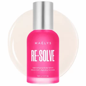 Na zdjęciu znajduje się MAËLYS RE-SOLVE – różowe serum do ciała w butelce ze srebrną nakrętką, przedstawione na białym tle z kremową teksturą produktu za opakowaniem.