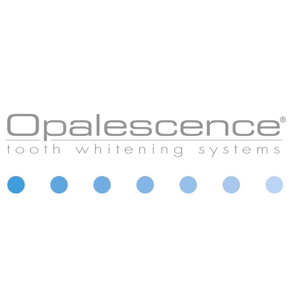 Na grafice znajduje się szare logo Opalescence Tooth Whitening Systems oraz rząd siedmiu niebieskich kropek w różnych odcieniach.