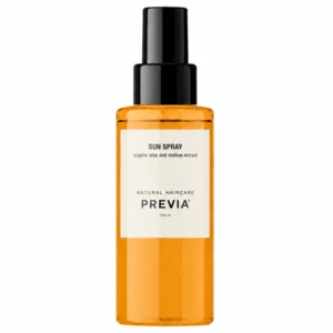 Previa Sun Spray – ochronny spray do włosów z organicznym aloesem i ekstraktem z malwy, w bursztynowej butelce z czarnym atomizerem na białym tle.