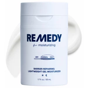 Na zdjęciu znajduje się jasnoniebieskie opakowanie lekkiego żelowego kremu nawilżającego Remedy Barrier Repairing Lightweight Gel Moisturizer 50 ml na białym tle z kremową teksturą produktu w tle.