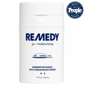Na zdjęciu znajduje się krem nawilżający REMEDY Barrier Repairing Rich Cream Moisturizer 50 ml w białym opakowaniu z oznaczeniem People Beauty Awards 2025, przedstawiony na białym tle.
