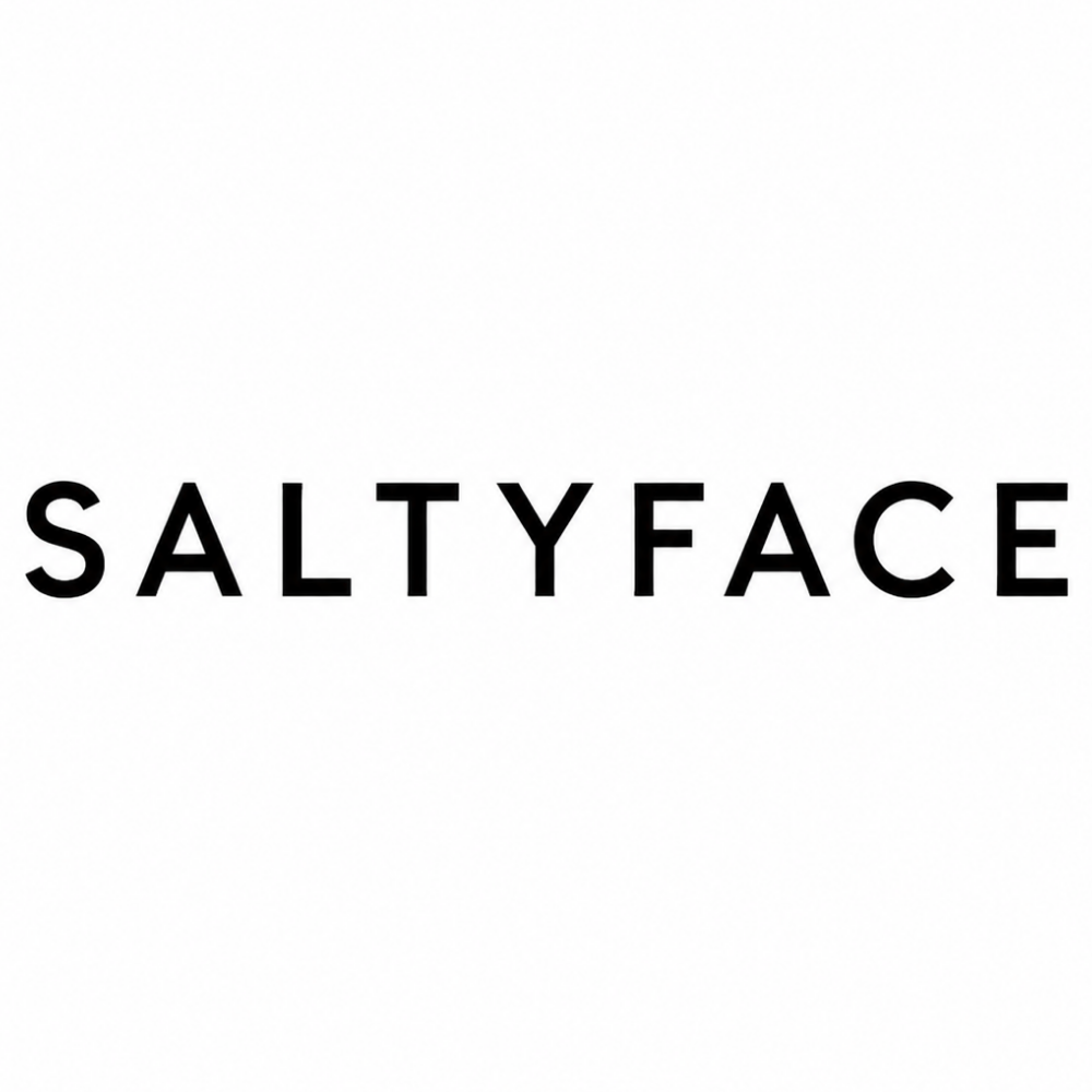 Na zdjęciu znajduje się czarne, minimalistyczne logo marki Saltyface na białym tle.