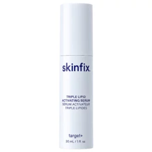 Jasne opakowanie Skinfix Triple Lipid Activating Serum o pojemności 30 ml przedstawione pionowo na czystym, białym tle. Na butelce widoczne jest granatowe logo Skinfix oraz pełna nazwa produktu.