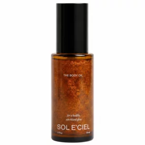 body 12 Na zdjęciu znajduje się rozświetlający olejek do ciała Sol E’Ciel The Body Oil o pojemności 50 ml w bursztynowej butelce z czarną zakrętką, przedstawiony na białym tle.