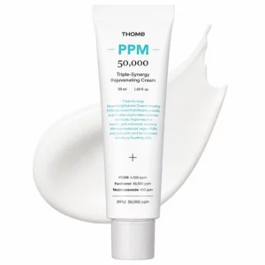 Biała tubka kremu do twarzy THOME PPM 50 000 o pojemności 50 ml, ustawiona na białym tle na tle rozsmarowanej, kremowej konsystencji.