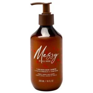 Brązowa butelka z pompką Messy by Alli Webb „I Can Begin Again” Shampoo na jasnym, minimalistycznym tle.