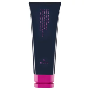 Hair 16 R+Co BLEU Soft Bounce Natural Texture & Curl Conditioner w granatowej tubce z intensywnie różowym zamknięciem na białym tle.