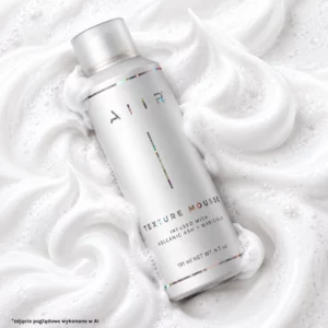Start 45 AIIR Dry Texture Mousse - srebrne opakowanie musu do stylizacji włosów pokazane na tle puszystej, białej pianki. Minimalistyczna aranżacja podkreśla lekką konsystencję produktu przeznaczonego do nadawania włosom objętości i tekstury.
