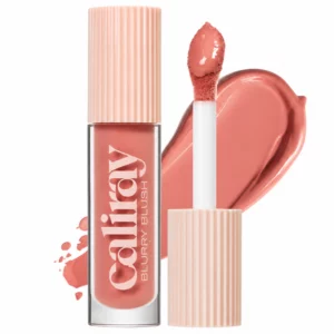Caliray Blurry Blush w odcieniu Zen - kremowy róż do policzków w delikatnym koralowo-różowym kolorze, z aplikatorem i swatchem produktu na białym tle.