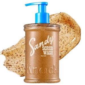 KNOCK Sandy Scrub Wash Sea Salt 300 ml – peelingujący żel do mycia ciała w bursztynowej butelce z niebieską pompką na białym tle.