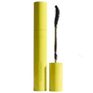 Fara Homidi Pool Slick Lash Lacquer – Absolu – otwarty tusz do rzęs w limonkowo-żółtym opakowaniu z wyjętą zakrzywioną szczoteczką pokrytą intensywnie czarną formułą.