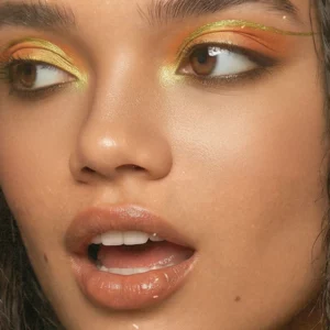 Fazit Golden Wing Eyes - metalicznie złote naklejki eyeliner na powiekach, tworzące efekt precyzyjnej, wydłużonej kreski.