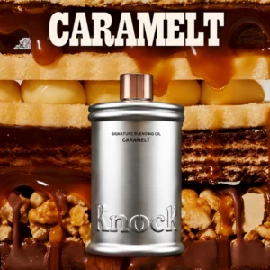 Caramelt Body Toner - mleczny tonik do ciała w srebrnym opakowaniu z miedzianym korkiem, prezentowany na ciepłym karmelowym tle. tekst alternatywny Knock Caramelt Signature Blending Oil w srebrnym flakonie na tle warstwowego deseru z karmelem, wanilią, kremem i czekoladą.