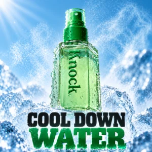 Knock Shaking Serum Mist Cool Down Water – butelka chłodzącej mgiełki z zielonym atomizerem, pokryta kroplami wody i ustawiona na bryle lodu, na błękitnym tle z delikatną mgłą. U dołu napis „COOL DOWN WATER”.