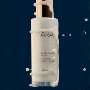 Start 53 MARA Pearl Peptide Glaze Facial Essence - perłowa esencja do twarzy z peptydami i beta-glukanem, butelka kosmetyku na granatowym tle z kremową teksturą esencji.