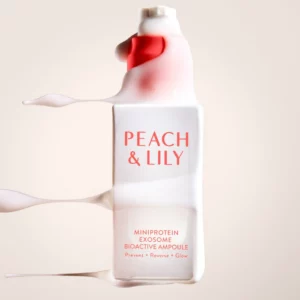 Start 47 Peach & Lily Miniprotein Exosome Bioactive Ampoule - serum do twarzy z egzosomami i miniproteinami, butelka z pompką otoczona kremową teksturą kosmetyku na jasnym tle.