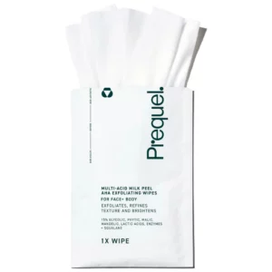 Prequel Multi-Acid Milk Peel Wipes - pojedyncza chusteczka - biała saszetka Prequel Multi-Acid Milk Peel z wysuniętymi chusteczkami złuszczającymi do twarzy i ciała.