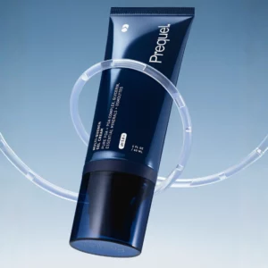 Start 50 Prequel Multi-Quench Gel Cream - nawilżający żelowy krem do twarzy z kompleksem elektrolitów, granatowa tubka kosmetyku na jasnoniebieskim tle.