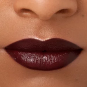 Rituel de Fille Enchanted Lip Sheer - zbliżenie ust w głębokim winno-bordowym odcieniu o eleganckim, lekko połyskującym wykończeniu.