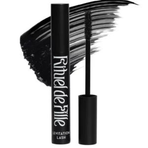 makeup 12 Rituel de Fille Levitation Lash Mascara – czarny tusz do rzęs w otwartym opakowaniu ze szczoteczką, pokazany na tle czarnej smugi produktu.
