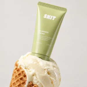SKIT B5 Barrier Cream - zielony krem barierowy z 5% pantenolu ustawiony na roztapiających się lodach waniliowych w waflu, na jasnym minimalistycznym tle.