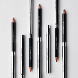 Victoria Beckham Beauty Lip Definer – zestaw konturówek do ust w różnych odcieniach, z czarnymi korpusami i srebrnymi elementami, ułożony na jasnym tle w eleganckiej, minimalistycznej kompozycji.