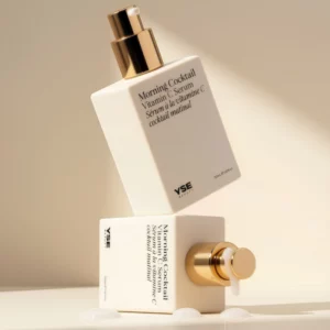 Start 55 YSE Beauty Morning Cocktail Vitamin C Serum - serum do twarzy z witaminą C, dwie kremowe butelki z pompką na eleganckim beżowym tle.