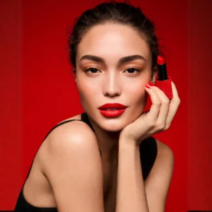 Młoda kobieta pozuje z pomadką Hung Vanngo Beauty Creamy Matte Longwear Lipstick with Hyaluronic Acid