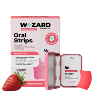 Wizard Wellness Allergy Alchemy Oral Strips Strawberry - opakowanie suplementu diety z truskawkowymi paskami rozpuszczającymi się w ustach, otwarte różowe etui z pojedynczym paskiem oraz świeża truskawka na białym tle.
