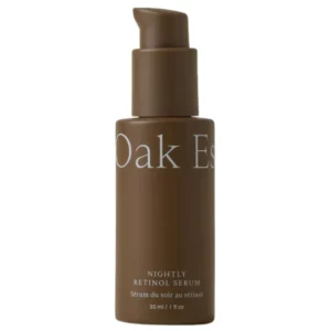 Oak Essentials Nightly Retinol Serum - nocne serum do twarzy z pochodną retinolu, wspierające wygładzenie drobnych zmarszczek i poprawę tekstury skóry. Minimalistyczna brązowa butelka z pompką o pojemności 30 ml na białym tle.