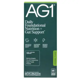 Start 46 Oryginalne ciemnozielone opakowanie AG1 Daily Foundational Nutrition + Gut Support o masie 168 g, zawierające 14 saszetek po 12 g. Packshot na białym tle prezentuje nazwę produktu, informacje o multiwitaminach, prebiotykach, probiotykach i certyfikacie NSF Certified for Sport.