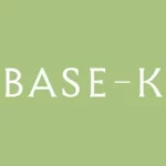 Logo marki BASE-K - białe litery z nazwą amerykańskiej marki kosmetycznej BASE-K na jasnozielonym tle