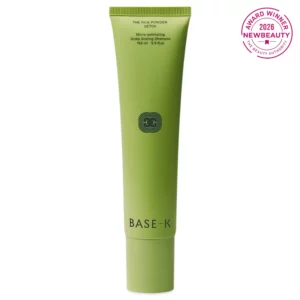 BASE-K The Rice Powder Detox Micro-Exfoliating Scalp Scaling Shampoo - zielona tuba mikropeelingującego szamponu do skóry głowy 162 ml na białym tle, z oznaczeniem NewBeauty Award Winner 2026.