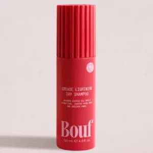 Bouf Grease Lightning Dry Shampoo 120 ml - suchy szampon bez białego osadu w eleganckiej, czerwonej butelce z charakterystyczną żłobioną nakrętką i logo Bouf. Produkt przedstawiony na jasnym, neutralnym tle.