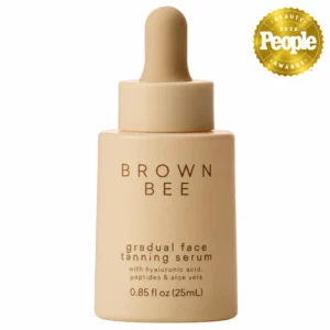 Start 8 Brown Bee Gradual Face Tanning Serum - stopniowo brązujące serum do twarzy z kwasem hialuronowym, peptydami i aloesem, zapewniające efekt naturalnej, słonecznej opalenizny. Beżowa buteleczka z pipetą o pojemności 25 ml na białym tle, ze złotym oznaczeniem People Beauty Awards 2026.