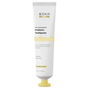 Start 46 Boka Citrus Mint Probiotic Nano-Hydroxyapatite Toothpaste - probiotyczna pasta do zębów z nanohydroksyapatytem, o cytrusowo-miętowym smaku. Biała tubka z minimalistyczną etykietą i jasnożółtą zakrętką, bez fluoru, 113 g.