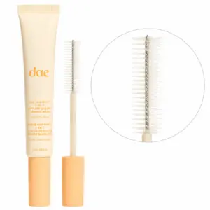 Start 49 dae Cactus Fruit 3-in-1 Styling Cream + Taming Wand Vanilla Dae Beam 20 ml - krem do stylizacji włosów w jasnobeżowej tubce z brzoskwiniową nakrętką. Obok precyzyjna szczoteczka do wygładzania baby hair oraz zbliżenie na jej delikatne włosie, całość na białym tle.